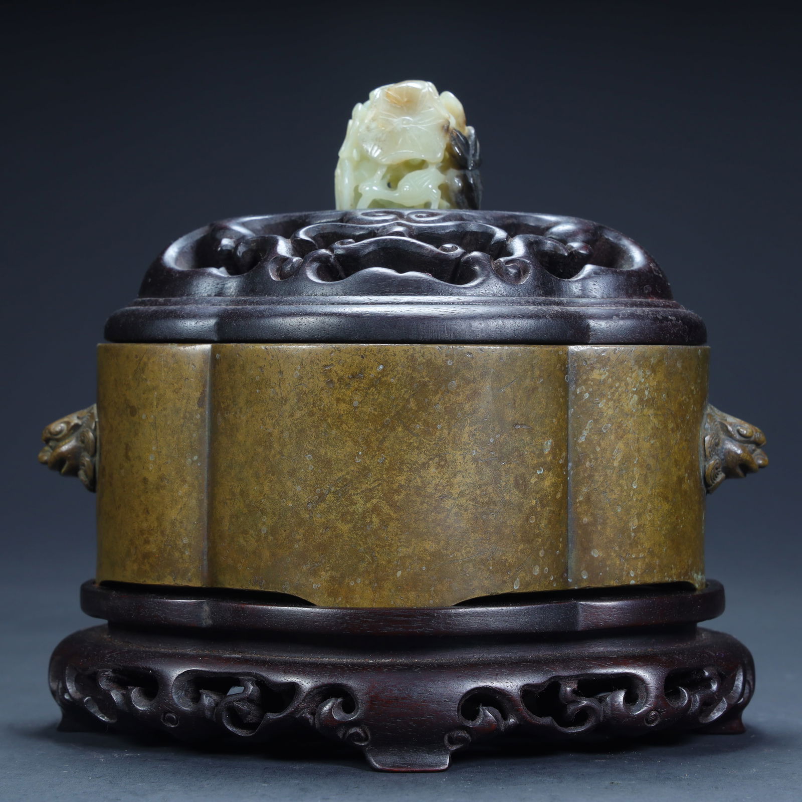 A Qing Dynasty copper tire inlaid with jade animal ear aromatherapy (1 of 11)