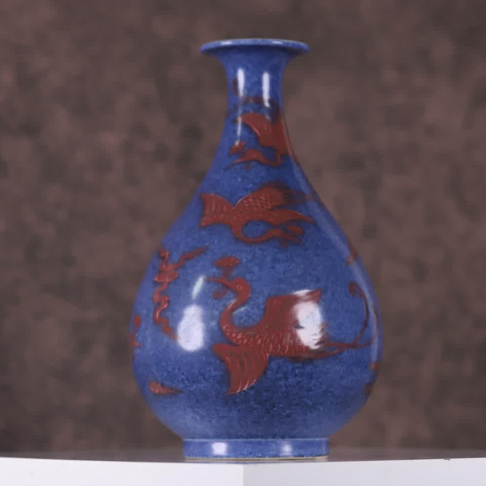 A Ming Dynasty Xuande model sprinkled with blue glaze glazed red crane pattern jade pot spring vase: Ming Dynasty Xuande model sprinkled blue glaze glazed red crane pattern jade pot spring vase belongs to the classic furnishing porcelain of the Ming Dynasty official kiln style, using the classic shap