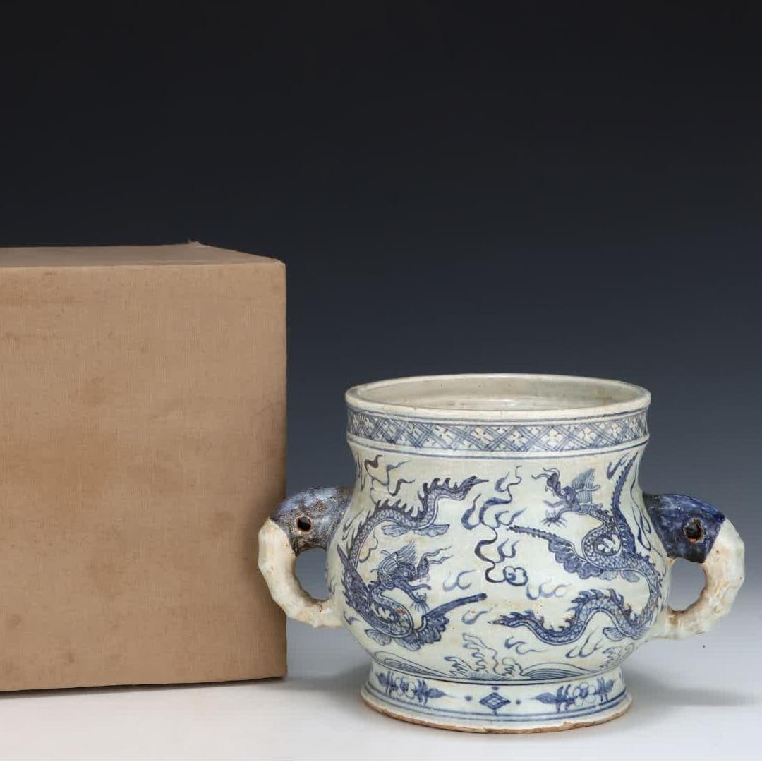 A Ming Dynasty blue and white double dragon pattern elephant ear furnace: A Ming Dynasty blue and white double dragon pattern elephant ear furnace SIZE: H: 17.5cm Belly diameter 26.5cm (The Dimensions Of All Batches Are Manually Measured.If You Need More Detailed Informatio