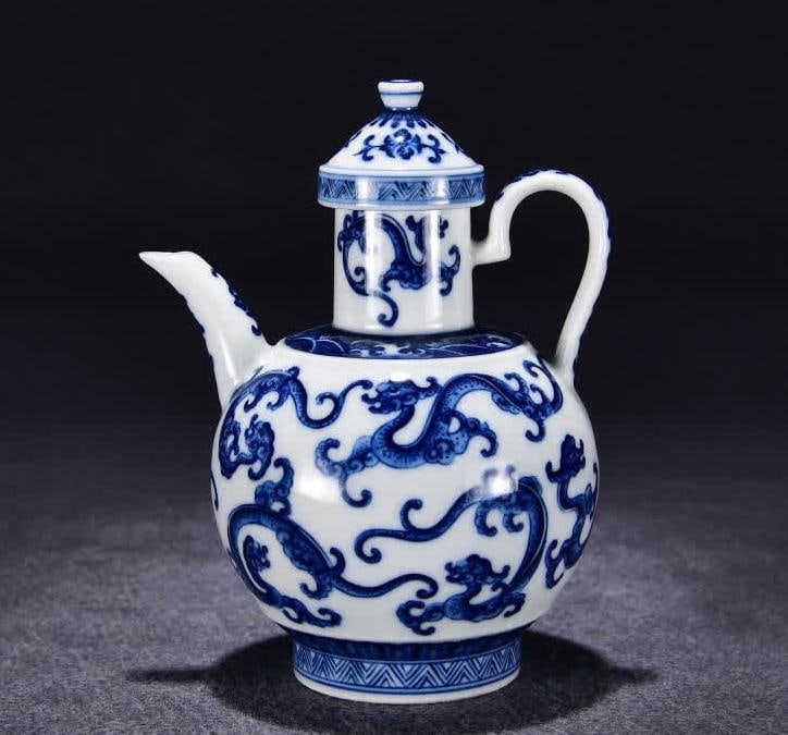 A Qing Yongzheng blue and white dragon pattern pot (1 of 9)