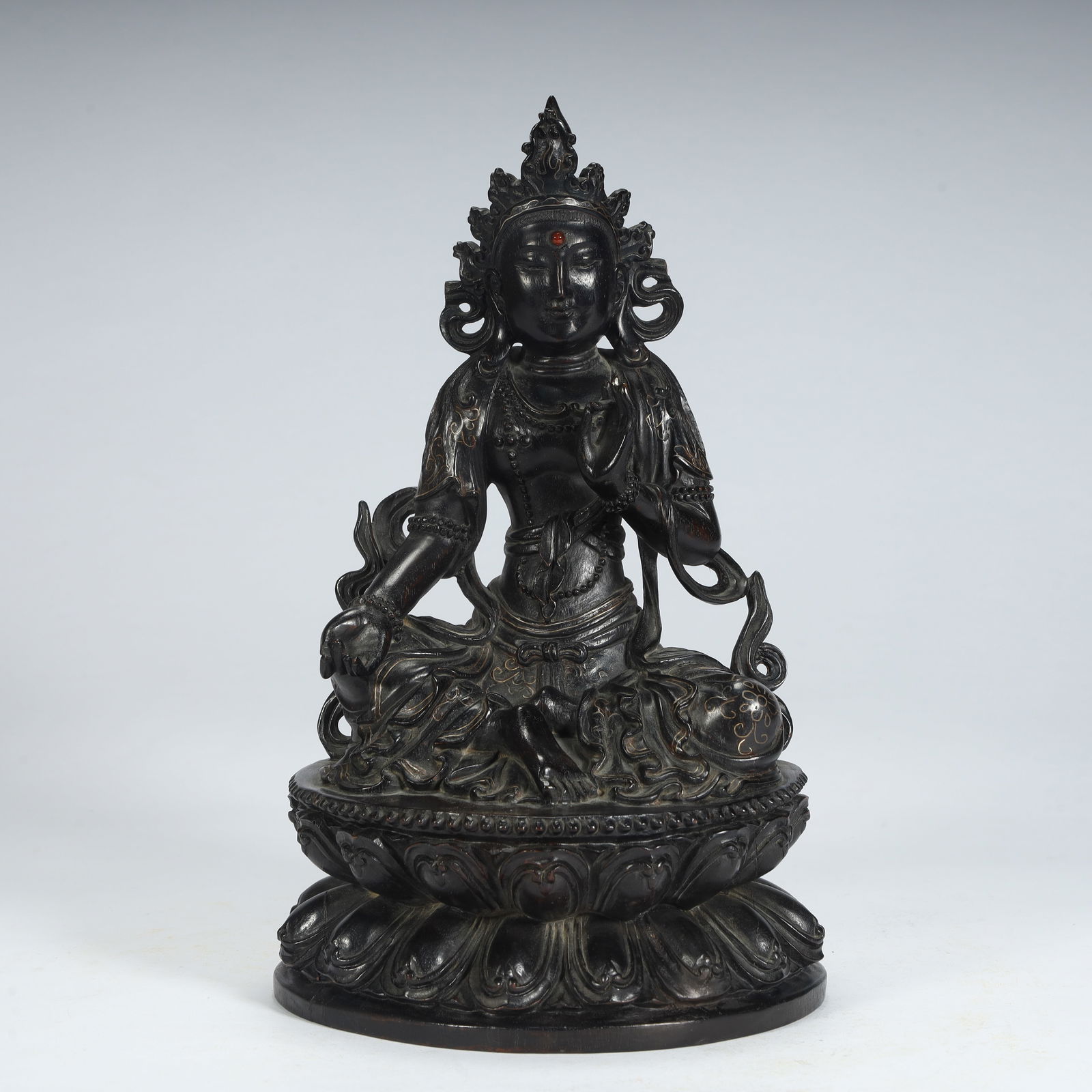A statue of Qing Dynasty rosewood green Tara: A statue of Qing Dynasty rosewood green Tara H: 25cm L: 15cm W: 12cm W: 1008g (The Dimensions Of All Batches Are Manually Measured.If You Need More Detailed Information, Please Contact Our Customer Se