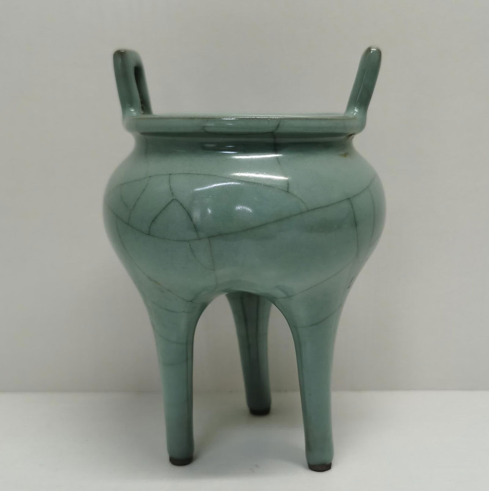 A three-legged incense burner in the official kiln of the Song Dynasty (1 of 8)