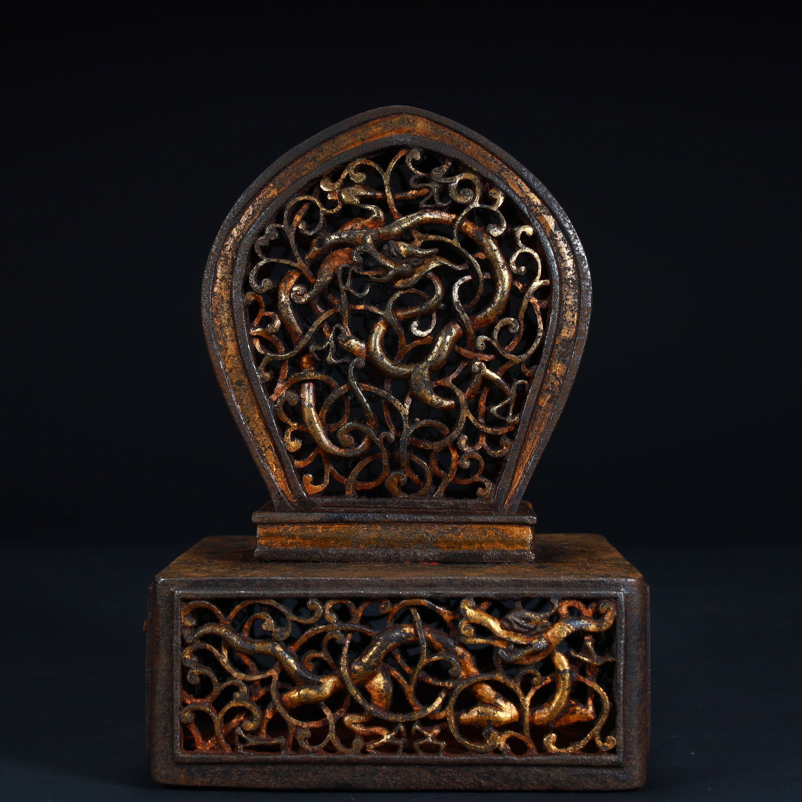 A 17th-century Tibetan Buddhist iron-cut gold openwork official seal: 17th-century Tibetan Buddhist iron-cut gold hollow official seal SIZE: H: 15cm L: 10.5cm W: 10.5cm W: 1.2kg (The Dimensions Of All Batches Are Manually Measured.If You Need More Detailed Information,
