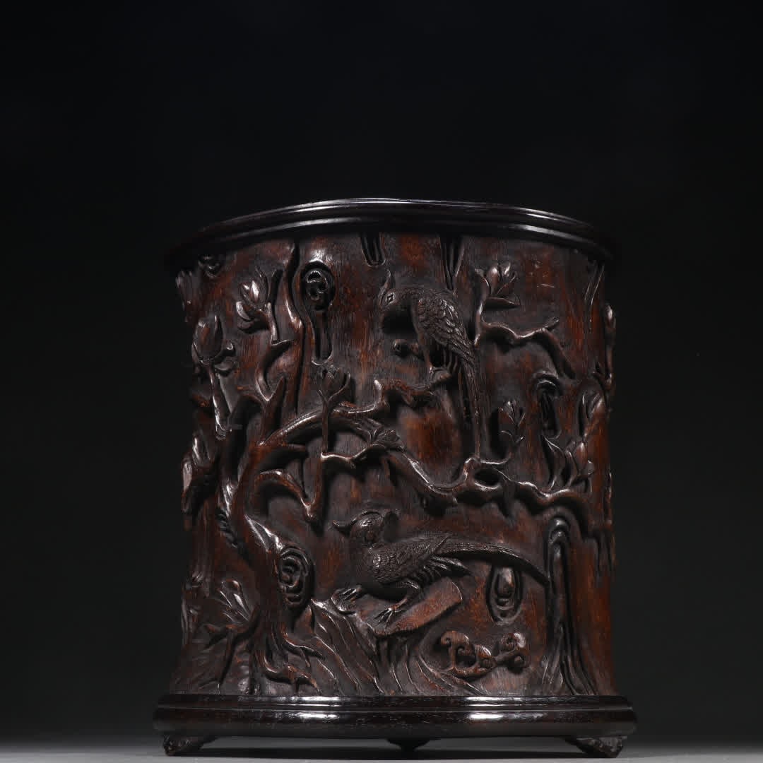 A pen holder with an agarwood flower and bird pattern (1 of 8)