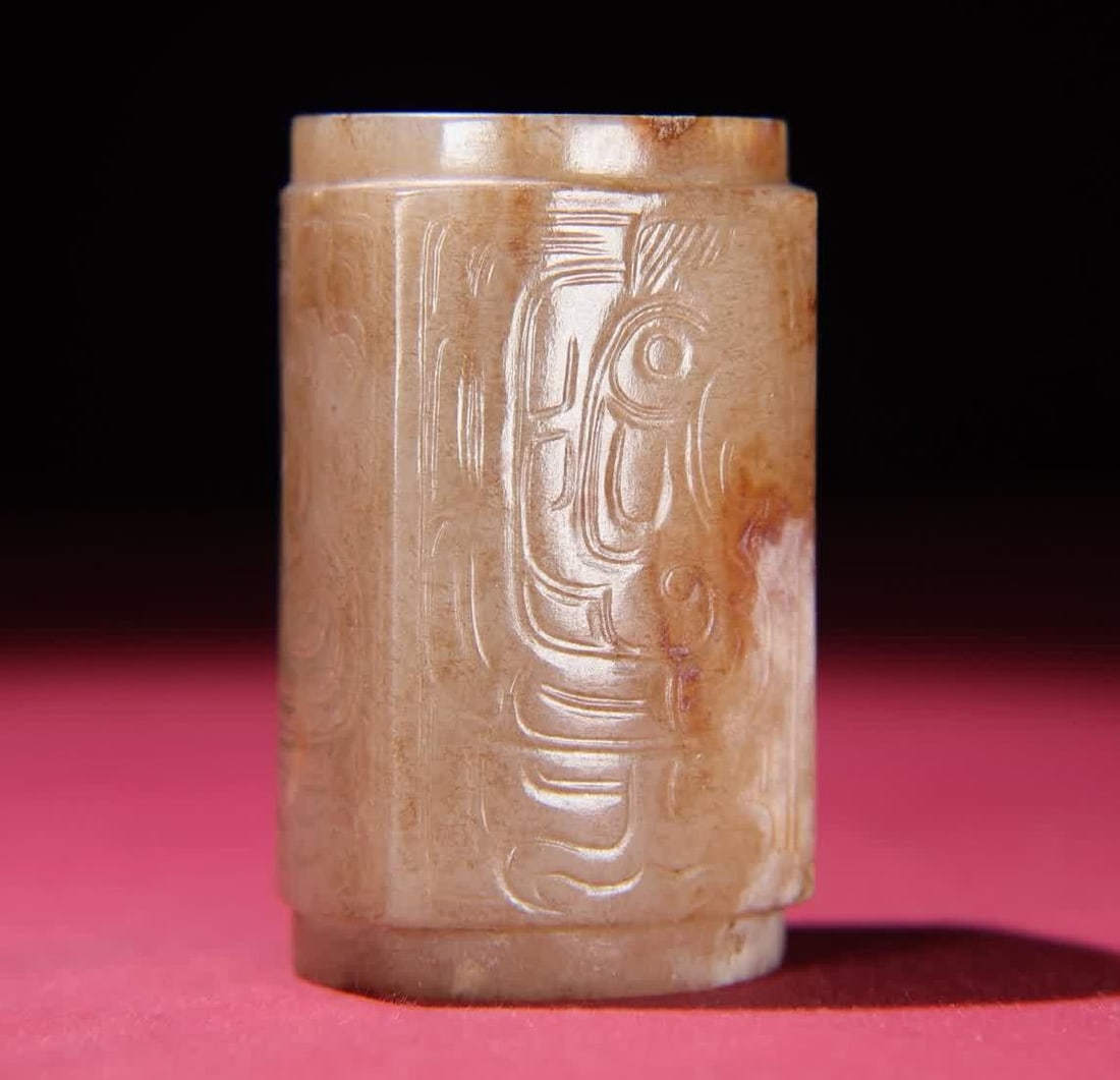 A piece of Han Dynasty jade mysterious bird cong (1 of 9)