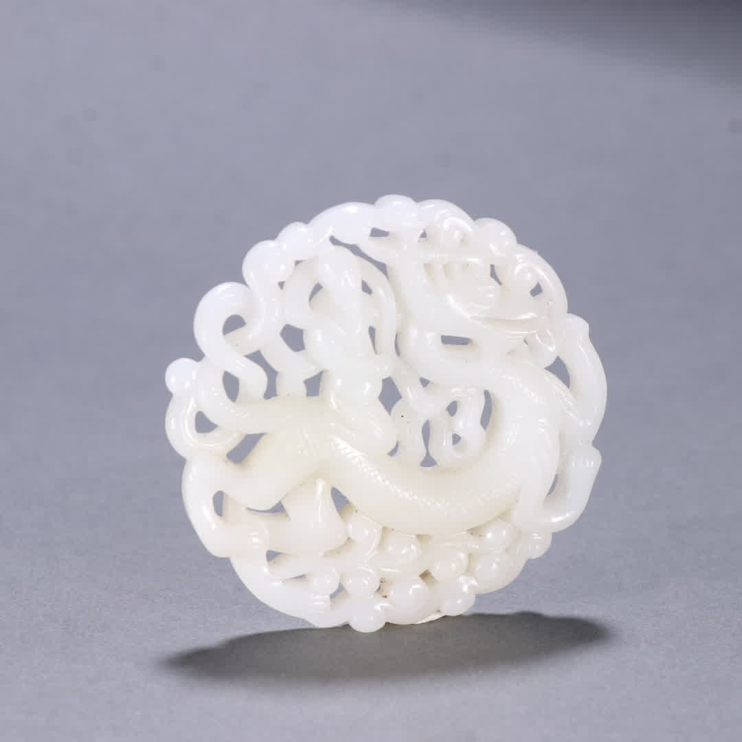 A Hetian jade carved dragon pattern pendant (1 of 9)
