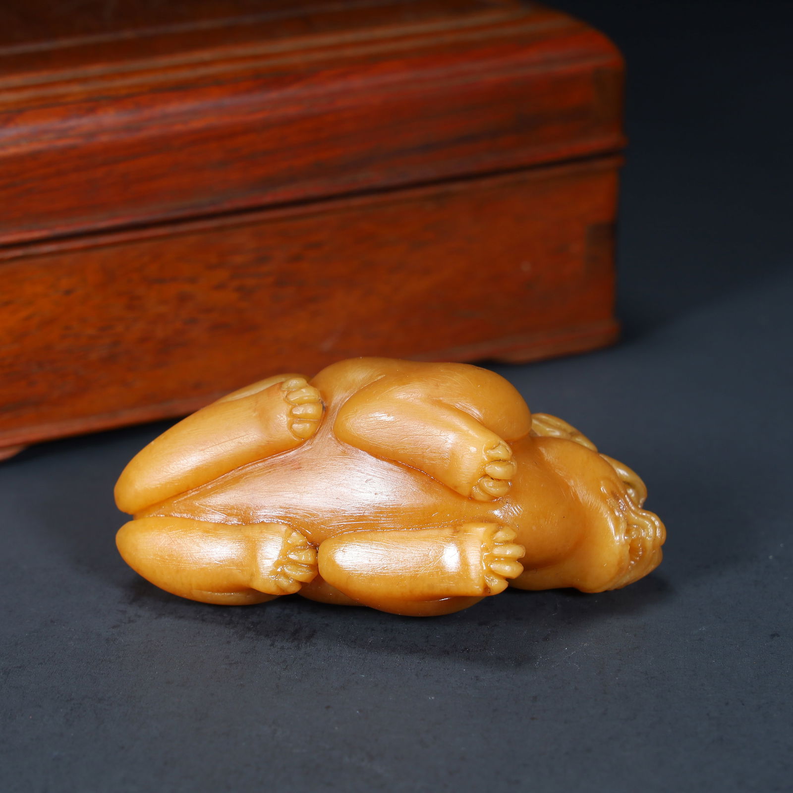 A piece of Qing Dynasty Tian Huangshi auspicious beast ornament (mahogany carved storage box) (1 of 9)