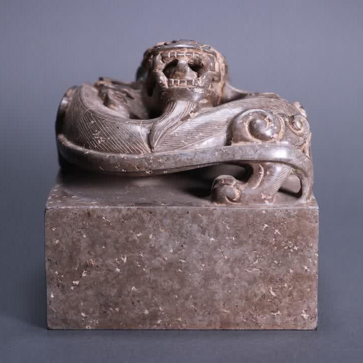 A pair of Hetian jade plate dragon button seals: A pair of Hetian jade plate dragon button seals SIZE: L:8.8cm W:8.8cm H:9.3cm W:1259g (The Dimensions Of All Batches Are Manually Measured.If You Need More Detailed Information, Please Contact Our Cus