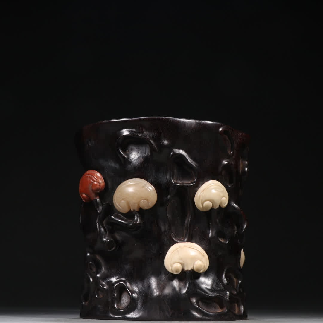 A rosewood inlaid Shoushan stone Ganoderma lucidum pattern pen holder (1 of 9)