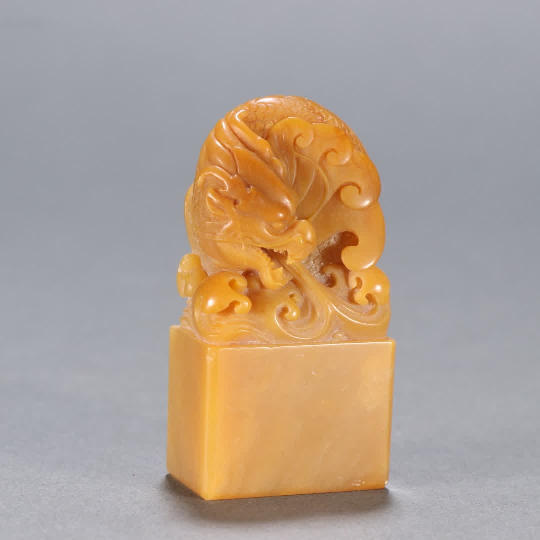 A Tian Huang stone dragon button seal: Tian Huang Shilong button seal SIZE: H:6.2cm W:3.1cm W:72.5g (The Dimensions Of All Batches Are Manually Measured.If You Need More Detailed Information, Please Contact Our Customer Service Before Bidd