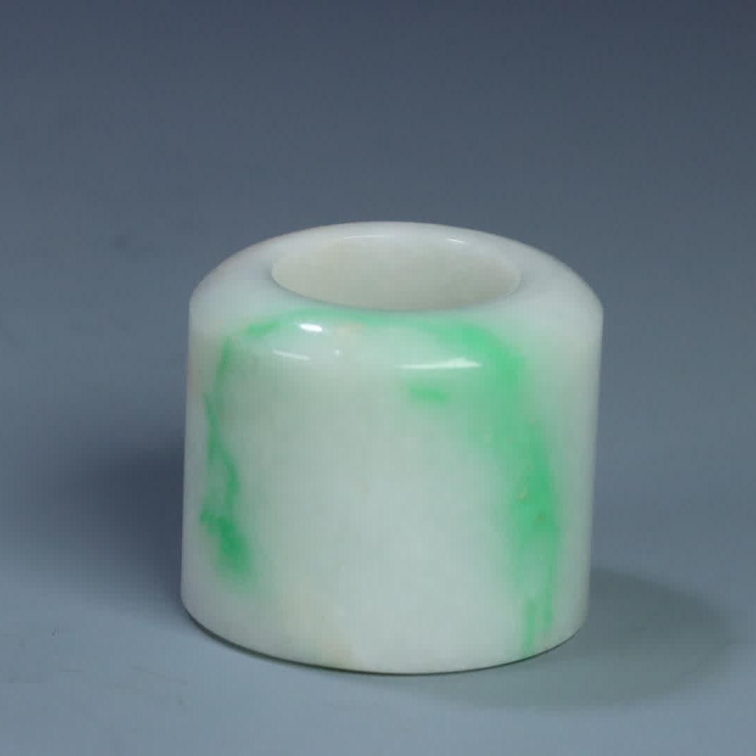 A piece of Qing Dynasty jade plain pattern finger: Qing Dynasty jade plain pattern finger SIZE: 3.18x3.65x2.13cm W:68.4g (The Dimensions Of All Batches Are Manually Measured.If You Need More Detailed Information, Please Contact Our Customer Service Be