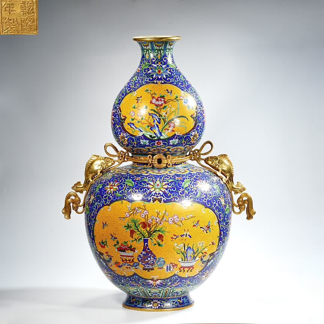 A cloisonné enamel double fish ear bottle from the Qing Dynasty: The cloisonné enamel Pisces ear big joy bottle in the Qing Dynasty SIZE: L:54cm W:42cm H:74cm W:21.5kg (The Dimensions Of All Batches Are Manually Measured.If You Need More Detailed Information, Plea