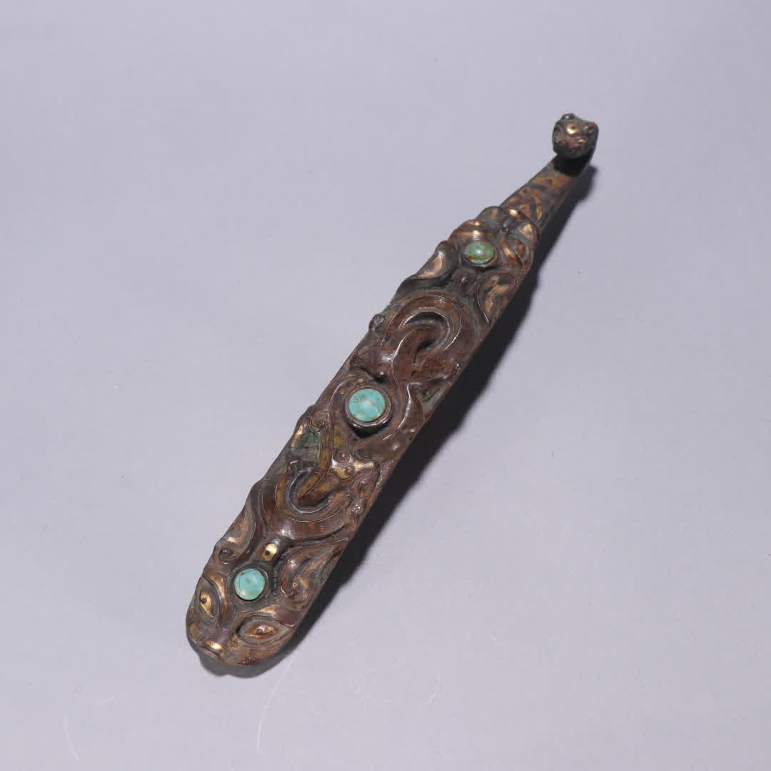 A Han Dynasty copper cuo gold inlaid turquoise beast pattern belt hook: Han Dynasty copper cuo gold inlaid turquoise beast pattern with hooks SIZE: L:18.4cm W:2.9cm W:205.5g (The Dimensions Of All Batches Are Manually Measured.If You Need More Detailed Information, Please