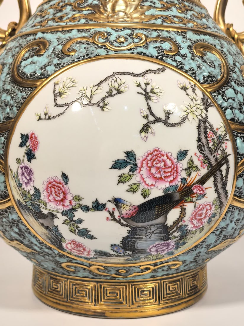 A Qing Qianlong enamel bronze glaze gold-painted window flower and bird ruyi ear bottle - 2