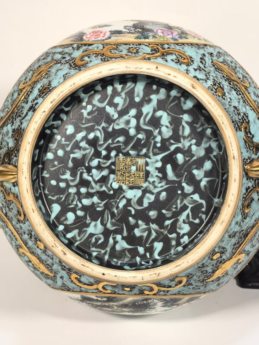 A Qing Qianlong enamel bronze glaze gold-painted window flower and bird ruyi ear bottle - 9