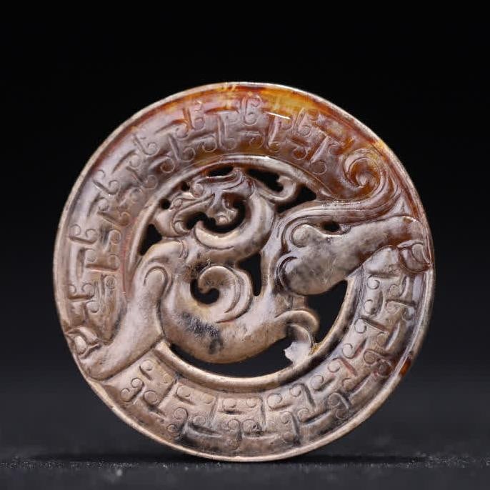 A Han Dynasty ancient jade dragon pattern carved jade-shaped pendant: Han Dynasty ancient jade dragon pattern transparent carving jade jade is simple and warm, with the unique pulp and color of ancient jade, the shape is a round jade style, the main body is shaped by