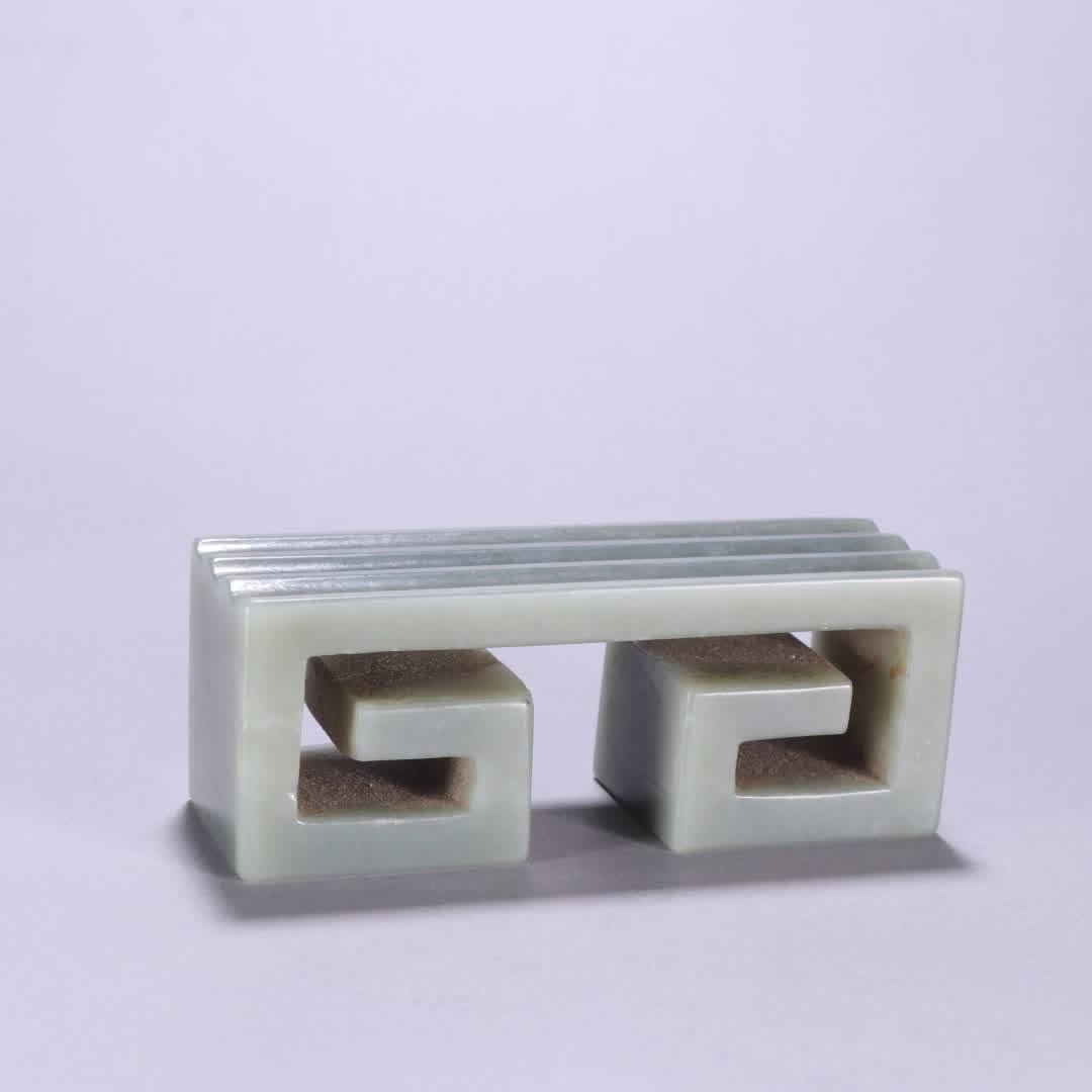 A piece of Hetian jade seed material grinder: Hetian jade seed grinder SIZE: H:3.9cm W:10.3cm W:242.9g (The Dimensions Of All Batches Are Manually Measured.If You Need More Detailed Information, Please Contact Our Customer Service Before