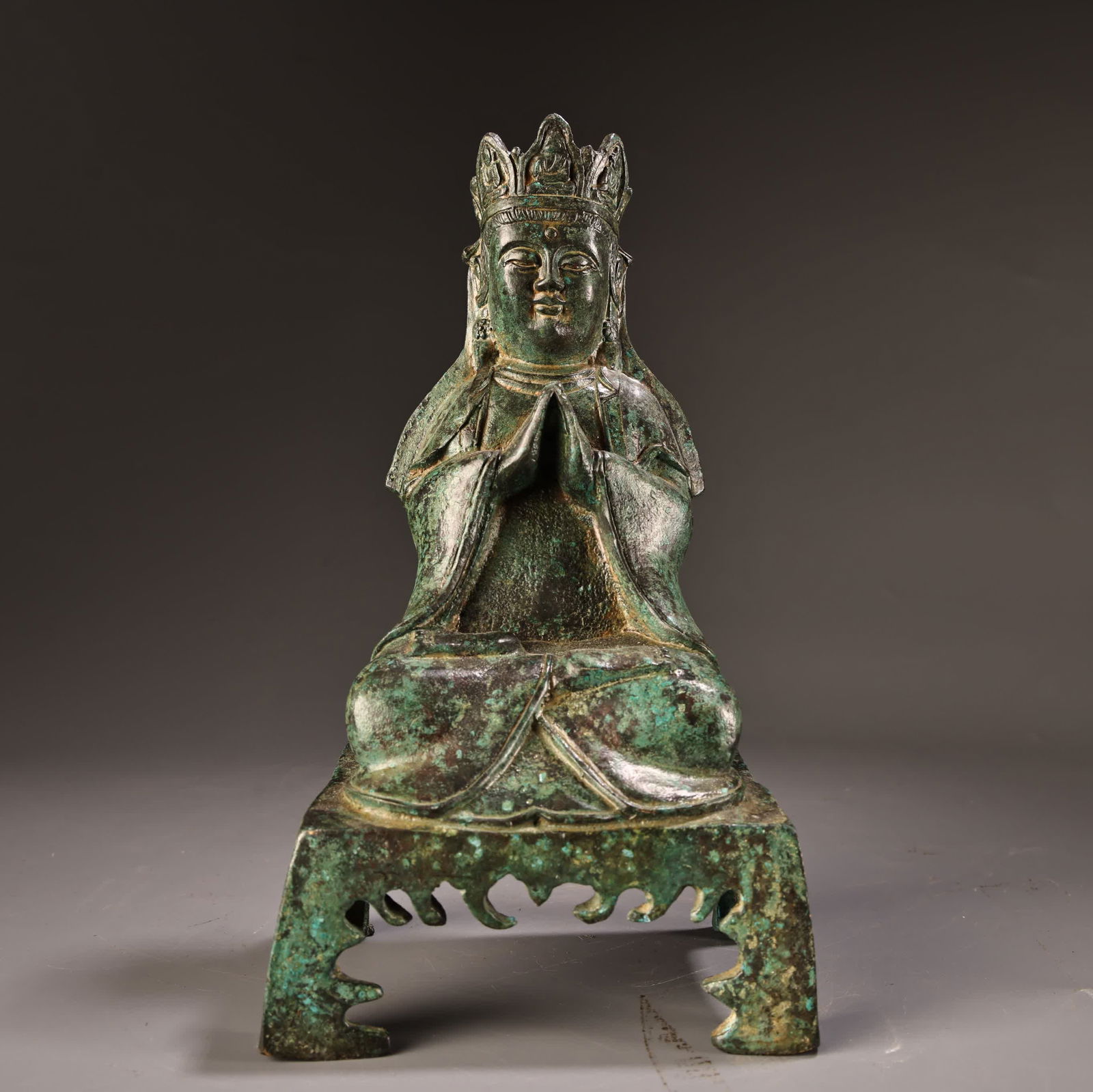 A bronze high-relief engraved Guanyin Buddha statue: Bronze high relief carved Guanyin Buddha statue SIZE: W:800g H:20cm W:11cm (The Dimensions Of All Batches Are Manually Measured.If You Need More Detailed Information, Please Contact Our Customer