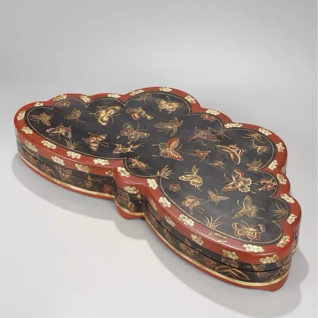 A Qing Dynasty lacquered gold wood carving Qianlong butterfly fruit box: Qing Dynasty lacquered gold wood carving Qianlong year butterfly fruit box SIZE: H:6cm L:41cm W:18.5cm W:1097g (The Dimensions Of All Batches Are Manually Measured.If You Need More Detailed