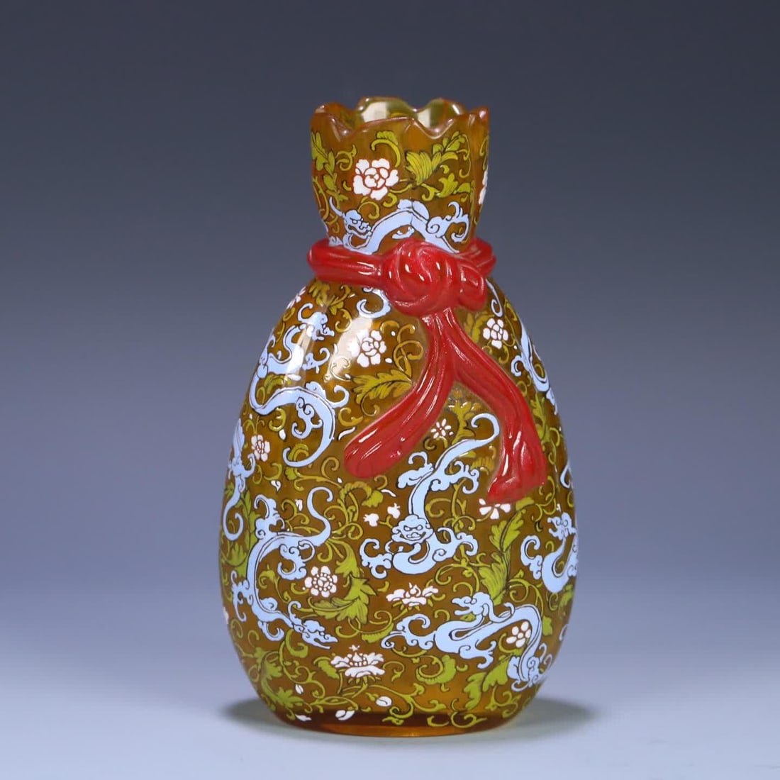 A glazed enamel dragon pattern baggage bottle (1 of 9)