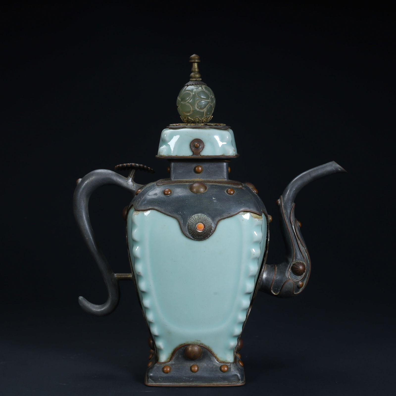 A Qing Dynasty copper-inlaid porcelain tire celadon glaze pot: Qing Dynasty copper-inlaid porcelain tire celadon glaze pot SIZE: SIZE: H: 22cm L: 20cm W: 10cm W: 1065g (The Dimensions Of All Batches Are Manually Measured.If You Need More Detailed Information, Ple