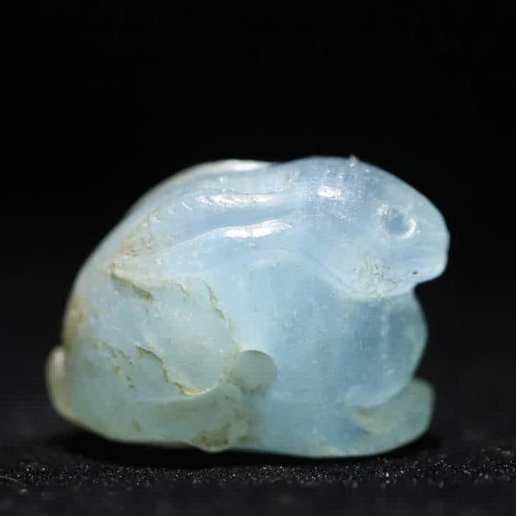 A carved jade rabbit carved with the shape of aquamarine: The aquamarine round carved jade rabbit carving has a clear light sea blue tone, with natural mineral texture and cotton wool texture; The shape of the jade rabbit is carved into the shape of the jade