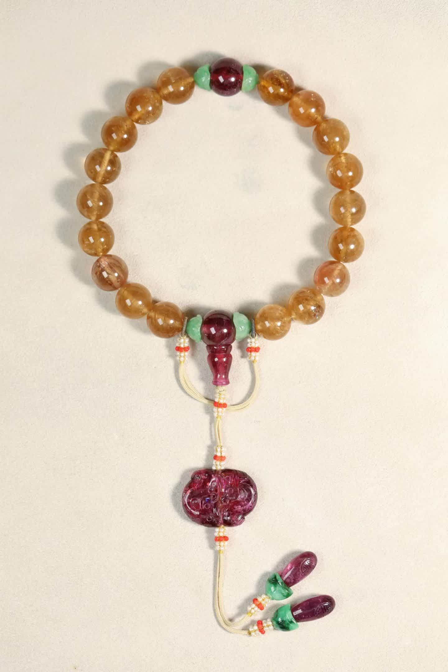 A court bead series - yellow tourmaline eighteen placket handheld: Court beadwork series - yellow tourmaline eighteen placket handheld with a full set of rubellite accessories, jade lotus leaf hat partition is very eye-catching, the back cloud is rubellite, double ca