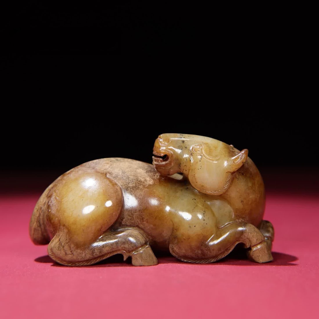 A piece of Han Dynasty jade horse handle: Han Dynasty jade horse handle SIZE: 101x40x51mm W:317g (The Dimensions Of All Batches Are Manually Measured.If You Need More Detailed Information, Please Contact Our Customer Service Before Bidding.)