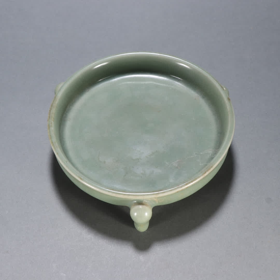 A piece of Song Dynasty Ru kiln three-legged washing (1 of 9)