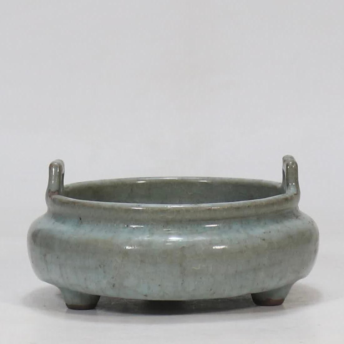 A piece of Nanjing official kiln celadon three-legged cupola furnace (1 of 9)