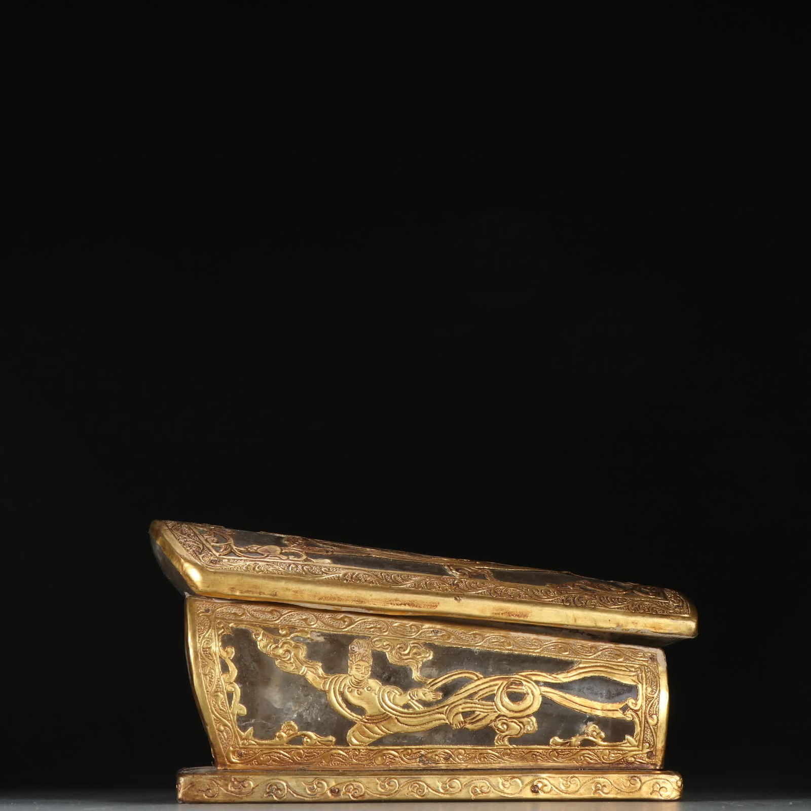 A Liao gold crystal wrapped flying coffin: Liao Jin crystal wrapped flying coffin SIZE: H:7.7cm W:15.3cm W:974.6g (The Dimensions Of All Batches Are Manually Measured.If You Need More Detailed Information, Please Contact Our Customer Service B