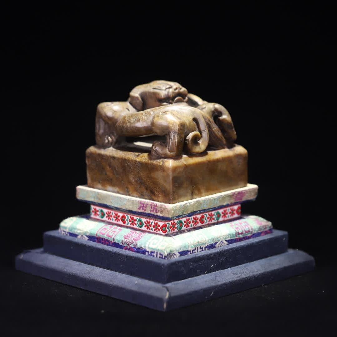 A Qing Dynasty Hetian jade dragon button seal (1 of 9)