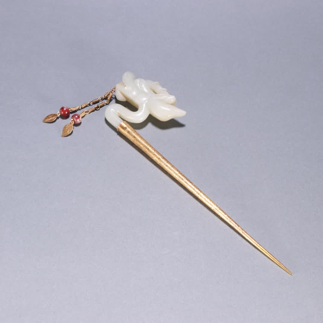 A copper gilt inlaid Hetian jade dragon hairpin: The copper gilt inlaid Hetian jade dragon hairpin SIZE: L:20.8cm W:5.3cm W:67.5g (The Dimensions Of All Batches Are Manually Measured.If You Need More Detailed Information, Please Contact Our Customer