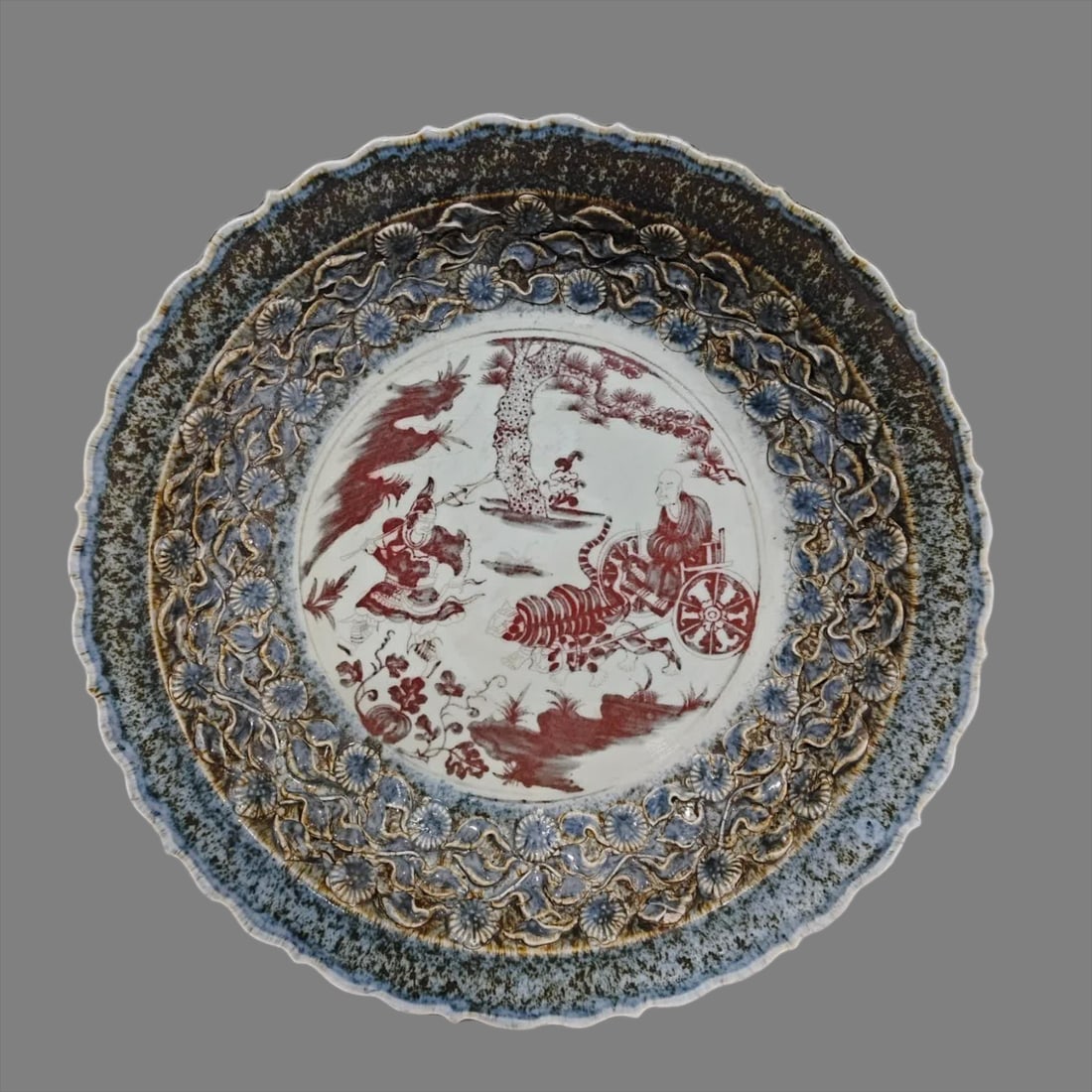A large plate of red characters in blue and white glaze in the Ming Dynasty (1 of 7)