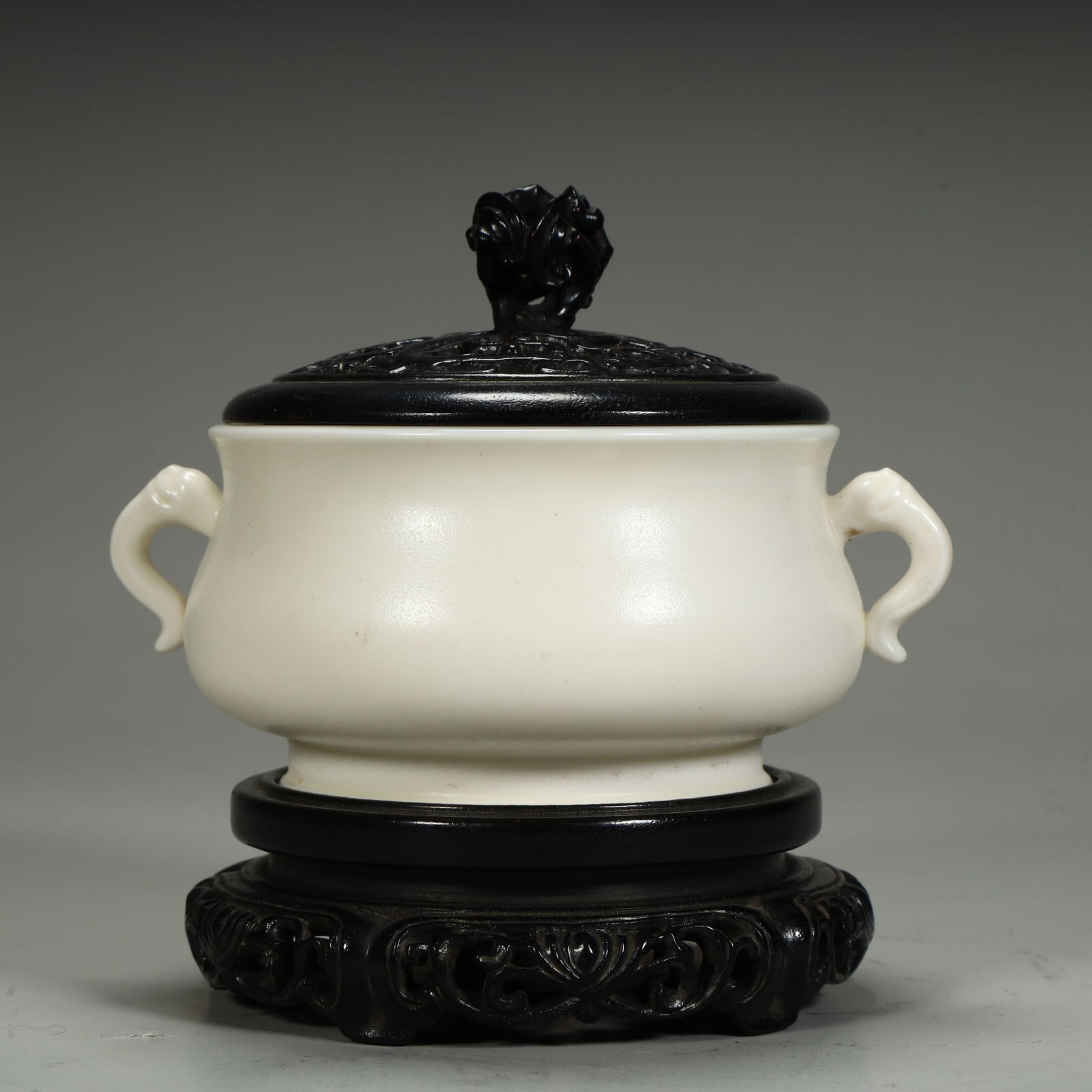 A Qing Dynasty Dehua white porcelain elephant ear aromatherapy stove: Qing Dynasty Dehua white porcelain elephant ear aromatherapy stove Total H: 12.5cm L: 13cm W: 10cm Total W: 448.5g (The Dimensions Of All Batches Are Manually Measured.If You Need More Detailed