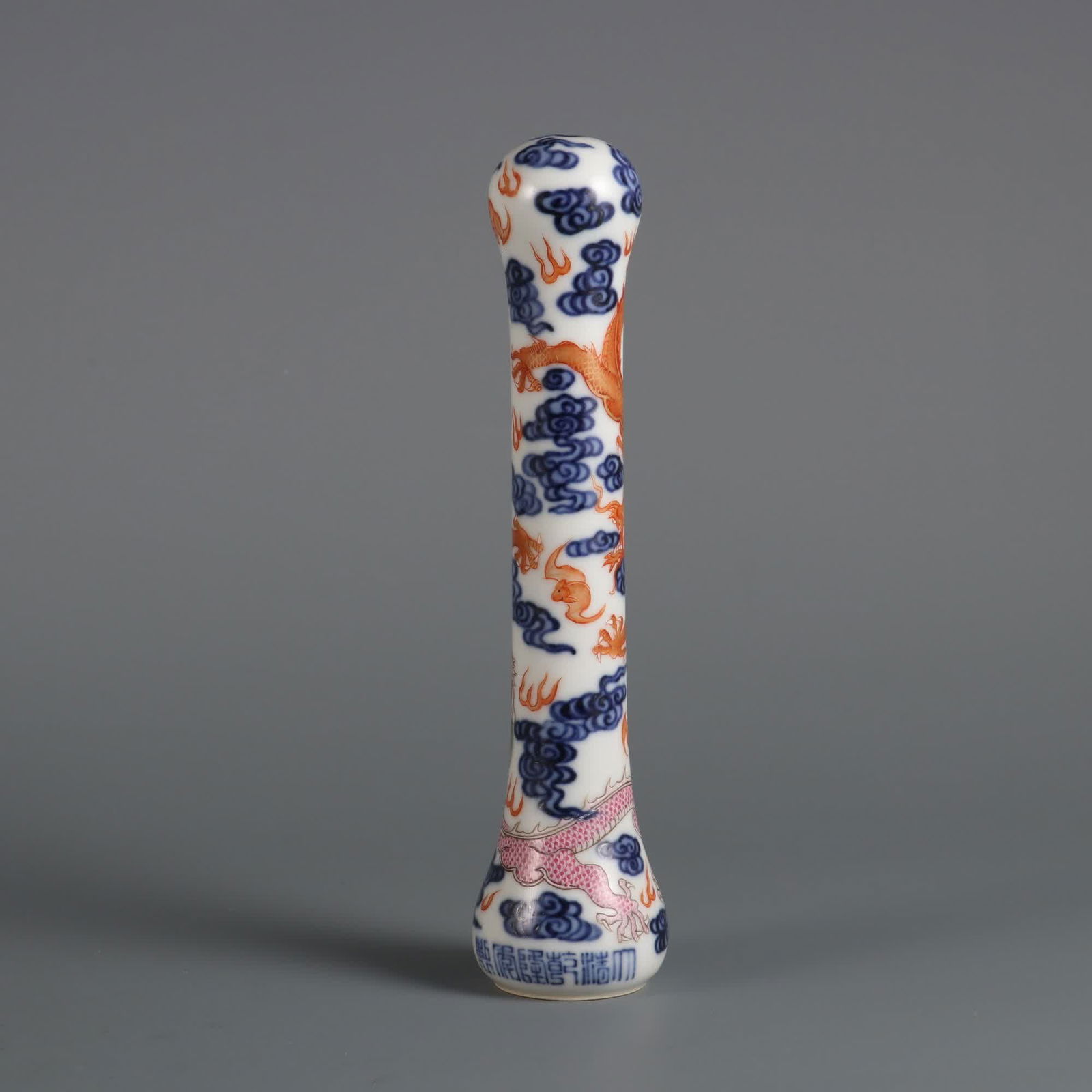 A blue and white pen barrel made in the Qianlong period of the Qing Dynasty with a pastel cloud (1 of 9)