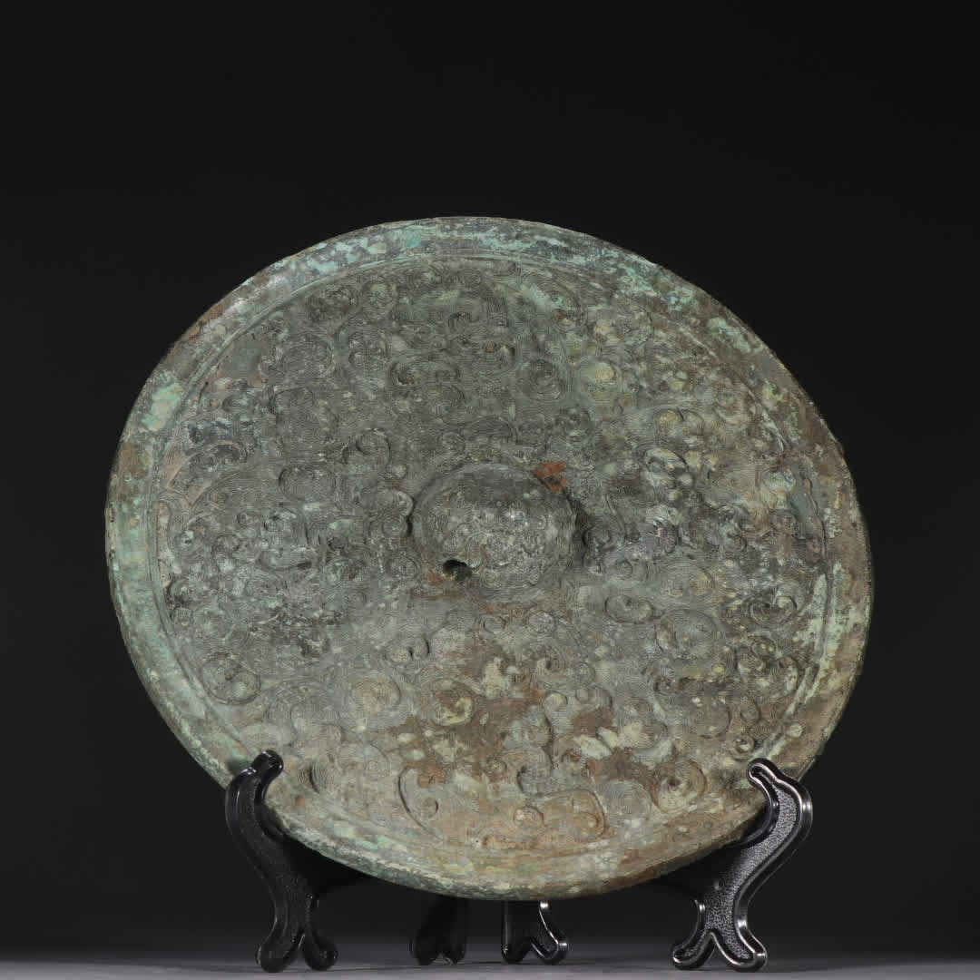 A dragon pattern copper mirror: Coiled dragon pattern copper mirror SIZE: D:19.5cm W:560.2g (The Dimensions Of All Batches Are Manually Measured.If You Need More Detailed Information, Please Contact Our Customer Service Before Biddi