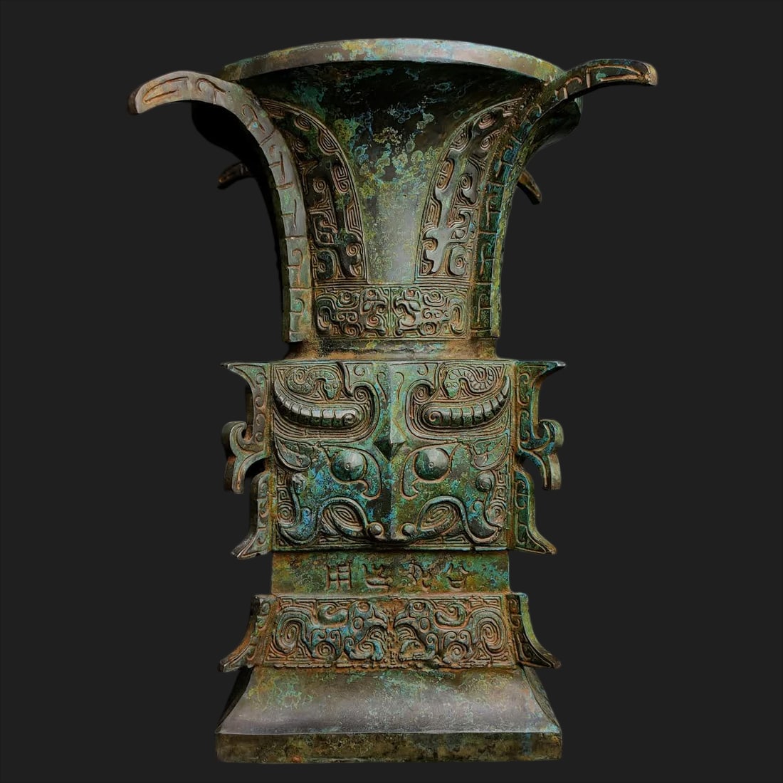 A piece of Shang Zhou bronze beast face touches the statue: Shang and Zhou bronze beast faces touch the zone SIZE: H:32cm W:22cm W:4.8kg (The Dimensions Of All Batches Are Manually Measured.If You Need More Detailed Information, Please Contact Our Customer Ser