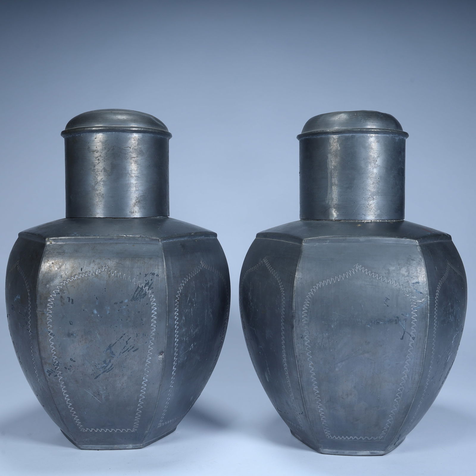 A pair of tin hexagonal lid jars in the Qing Dynasty (1 of 15)