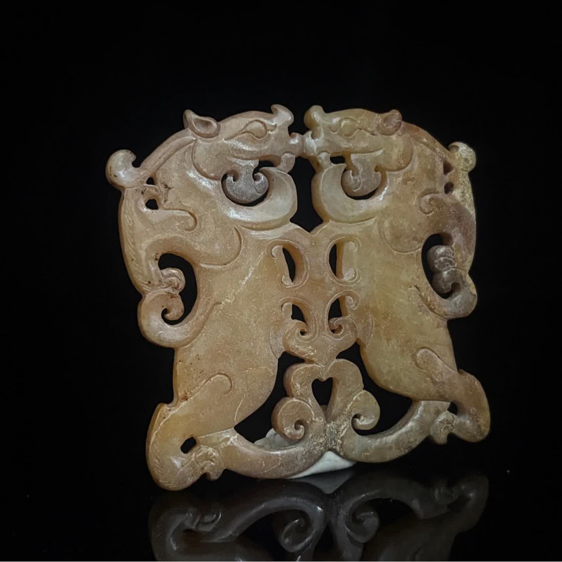 A Han Dynasty jade double dragon pendant (1 of 9)