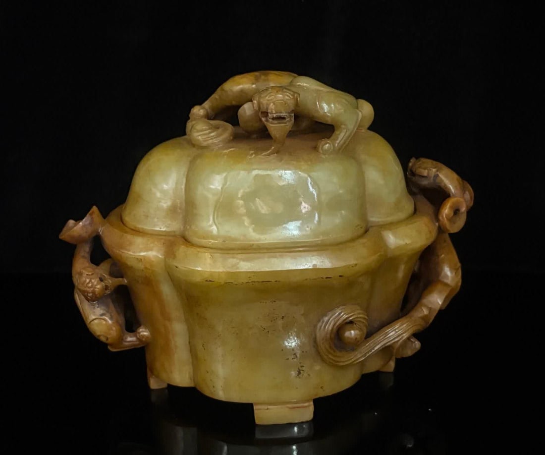 A Han Dynasty jade beast button petal-shaped amphora jade furnace: Han Dynasty jade beast button petal-shaped amphorae jade furnace SIZE: 17x13x10cm W:840g (The Dimensions Of All Batches Are Manually Measured.If You Need More Detailed Information, Please Contact Our