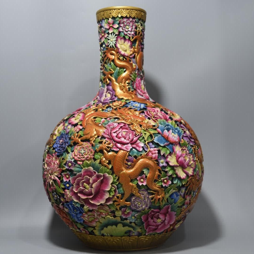 A Qing Dynasty five-dragon kaleidoscope enamel colorful sky ball vase (1 of 9)