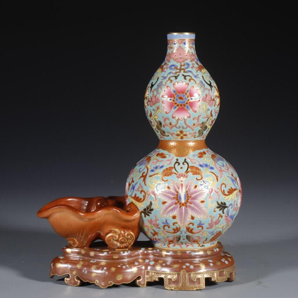 A Qing Qianlong entwined lotus green ground gold thread to attract wealth into the treasure gourd (1 of 9)