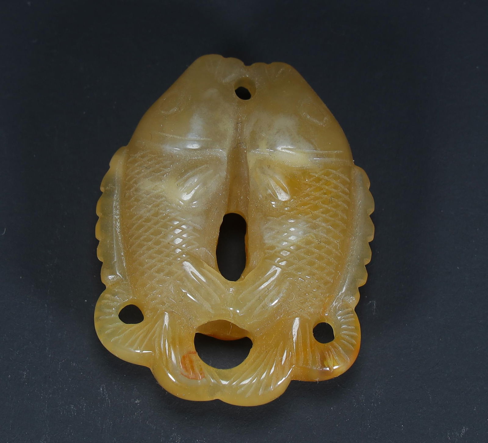 A Qing Dynasty agate double carp pattern pendant (1 of 8)