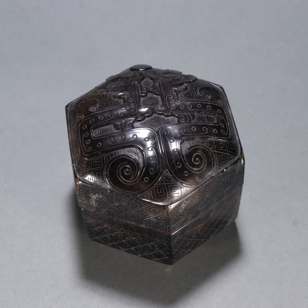 A piece of citrus quartz double dragon pattern lid box (1 of 9)