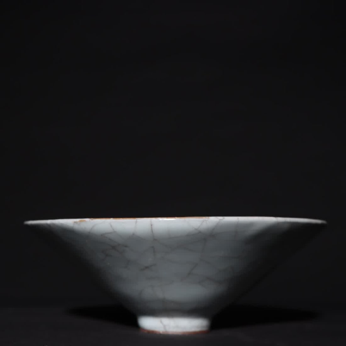 A Song Dynasty official kiln powder celadon bowl (1 of 6)