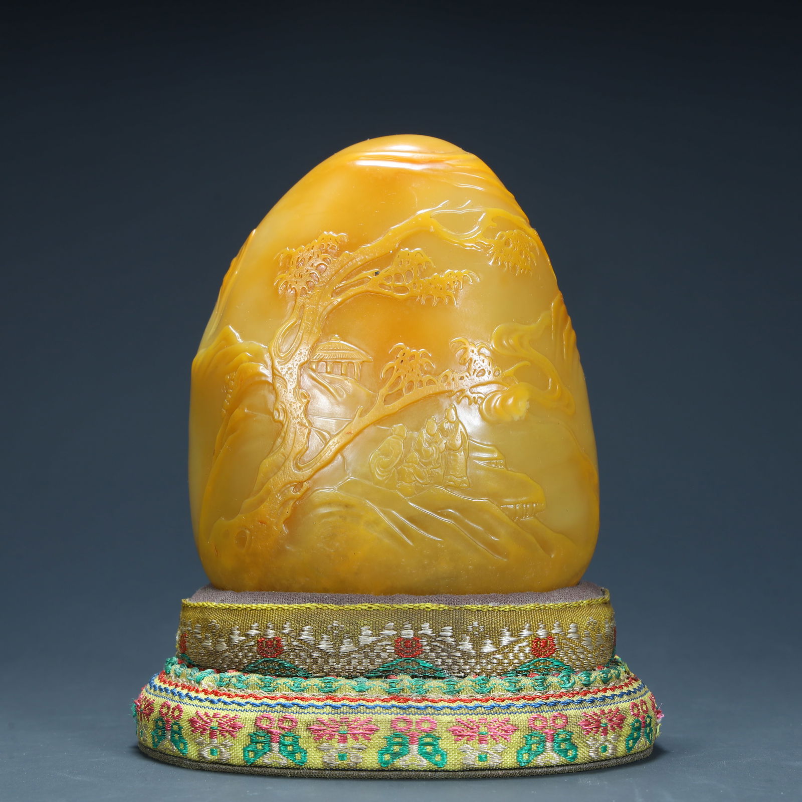 A Qing Dynasty Tian Huangshi landscape figure thin ornament (1 of 9)