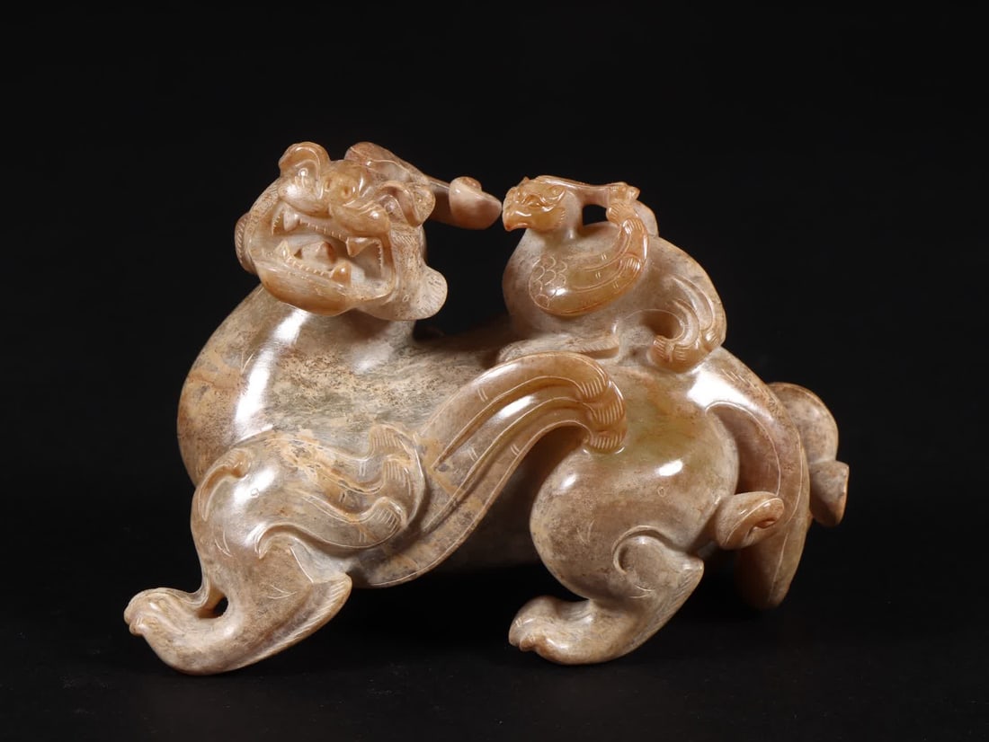 An ancient jade beast: An ancient jade beast SIZE: L:9.8cm W:5.6cm H:7.6cm W:388g (The Dimensions Of All Batches Are Manually Measured.If You Need More Detailed Information, Please Contact Our Customer Service Before Biddin
