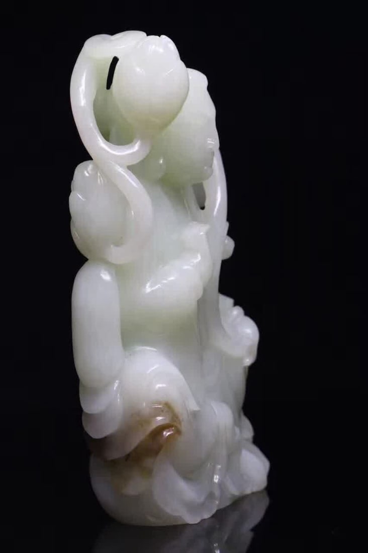 A seated statue of Guanyin in the Qing Dynasty Hetian seed material (1 of 9)