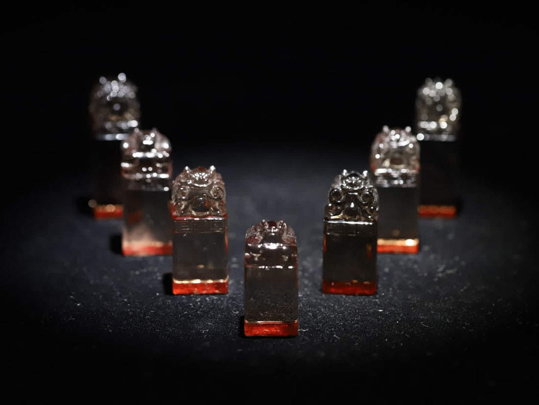 A set of Qing tea crystal dragon button seals A set of seven: A set of Qing tea crystal dragon button seals Seven materials are warm and transparent tea crystals (the color is elegant brownish-brown), the seal button is carved with dragon pattern The dragon body